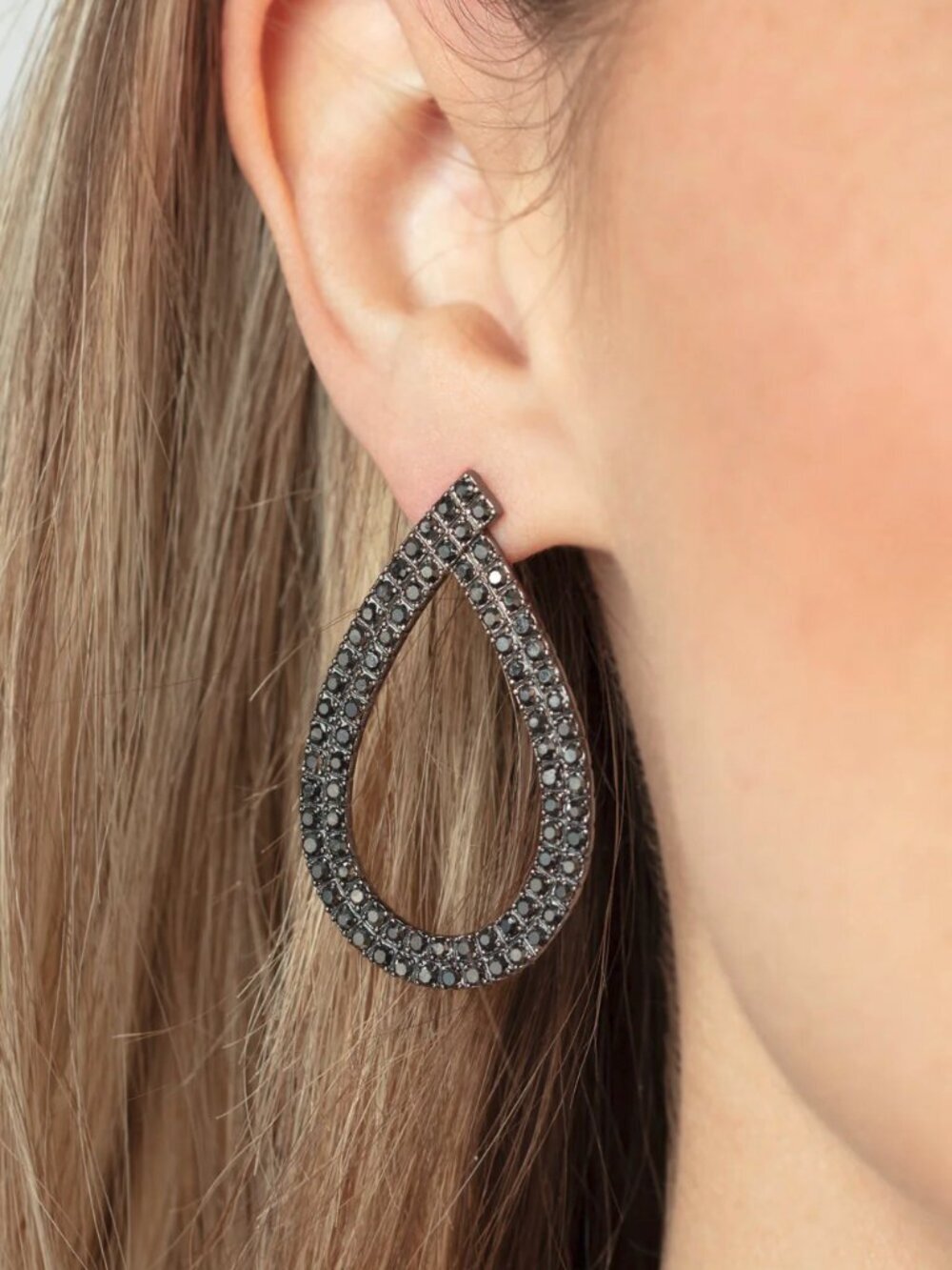 Paparazzi Jewelry Accessories - Diva Dust - Black Earrings - Vintage